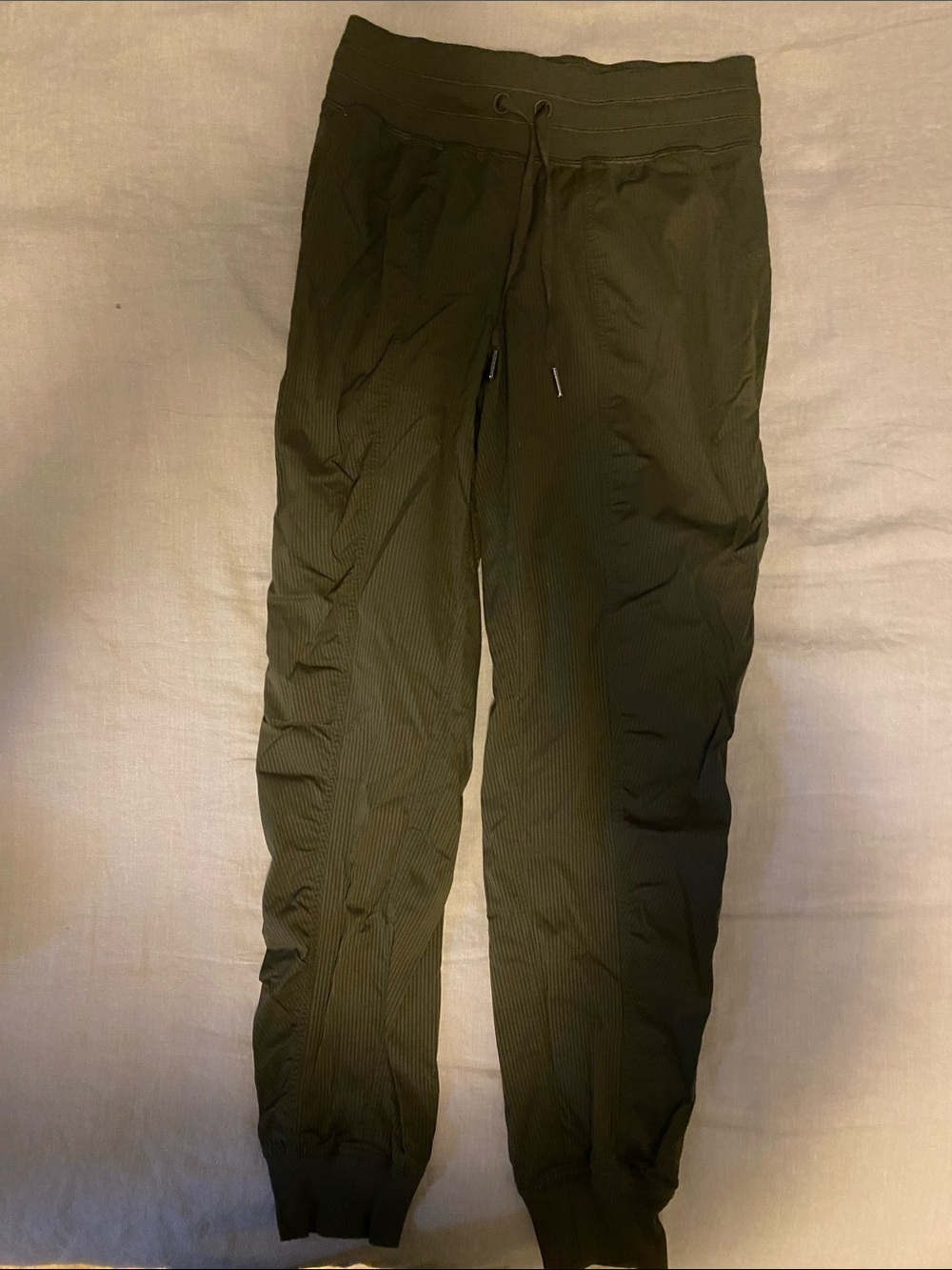 Lululemon women’s nylon Olive Green Ribbed Drawstring Jogger Pants